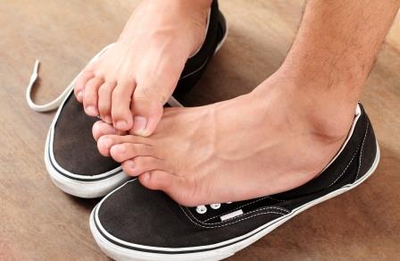 Fußgeruch Anzeichen für Fußpilz