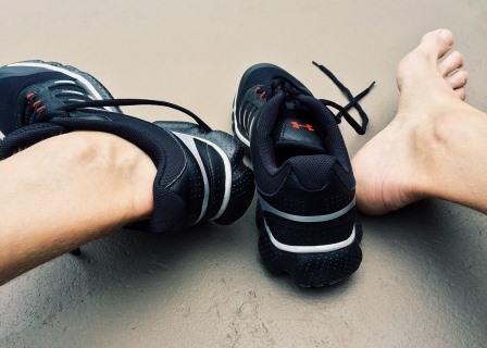 Füße, Sportschuhe und Schweißbildung