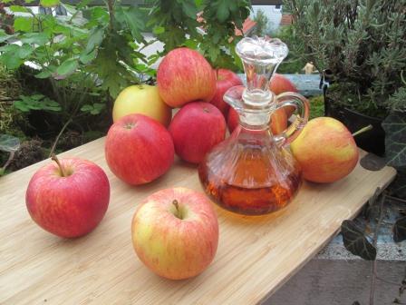 Äpfel und Apfelessig gegen Fusspilz